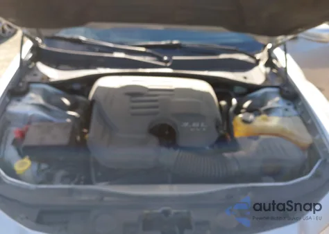 2019 Chrysler 300 Touring z USA, uszkodzony, nr VIN 2C3CCAAG3KH654483